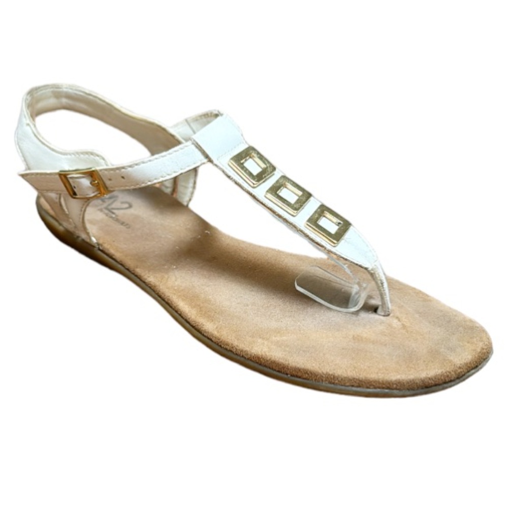A2 by Aerosoles Enchlave white metallic gold strappy thong sandals size 7